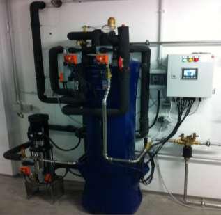 Kontinuierliche Wasseraufbereitung des Primärkreislaufes ( Eisspeicher / Wärmepumpen / Dachabsorber ) durch Bypass-Filteranlage mit Aufschaltung auf das Gebäudeleitsystem Wasser-Glykol-Gemisch als