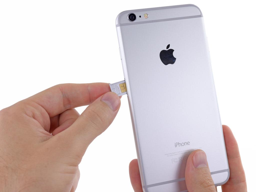 Schritt 32 Entferne den SIM-Karten Einsatz aus dem iphone.