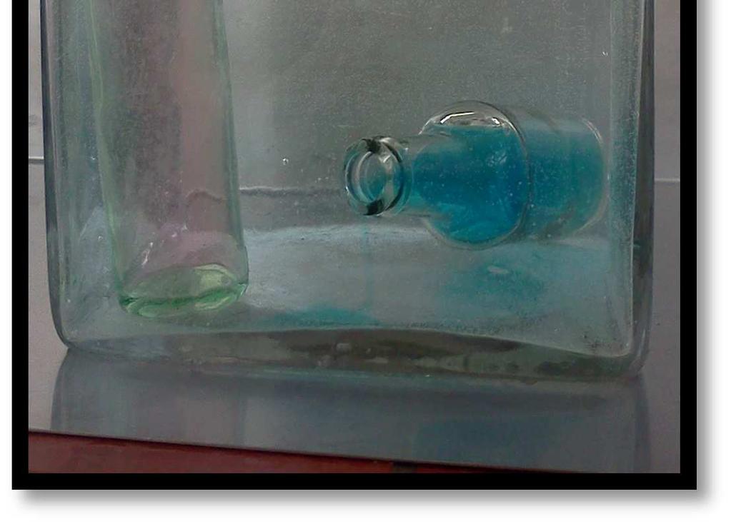 Gleichzeitig wird das andere Becherglas in ein Eisbad gestellt, bis das Wasser ungefähr 4 C kalt ist. Das Wasser wird dann mit blauer Lebensmittelfarbe versetzt.
