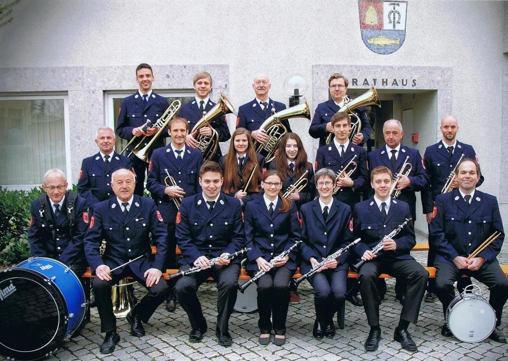 Ende des Jahres 2013 dann, legte Hans Falk nach 26 Jahren als Kapellmeister der Feuerwehrkapelle sein Amt nieder und übergab den Taktstock an Thomas Flauger, der selbst als Schüler bei Hans Falk