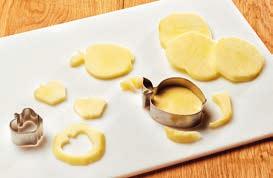 Oetker Vanillin-Zucker 2 Eier (Größe M) 100 ml Milch Belag: 1 1/2 kg Apfel 4 Eiweiß (Größe M) 150 g Zucker 4 Eigelb (Größe M) 750 g Speisequark (Magerstufe) 1 Pck. Dr.