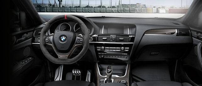 Mit gesticktem BMW M Performance Schriftzug.