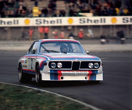 0 Leistung 97 wird die BMW Motorsport GmbH gegründet. 97 holen Hans-Joachim Stuck und Chris Amon im BMW.0 CSL den großen Preis der Tourenwagen auf dem Nürburgring.