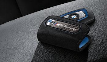 Der Schlüssel ist durch eine Innensechskantschraube in BMW M Blau sicher mit dem Etui verbunden.