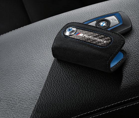 individuellen BMW Modellseite. MEHR MOTORSPORT FÜR ALLE. 5 Schlüsseletui Besticht durch seinen Materialmix aus Carbon und Alcantara.