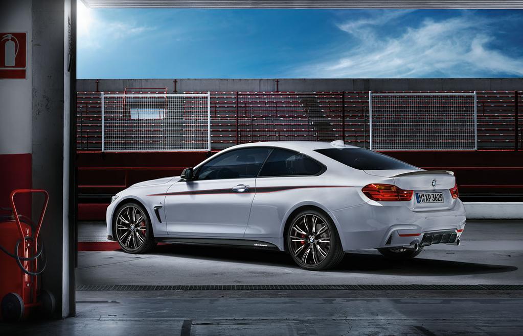 Mit BMW M Performance Schriftzug.