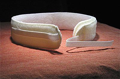 Klettverschluss Der Klettverschluss ist ein textiles, fast beliebig oft zu lösendes Verschlussmittel, das auf dem Prinzip von Klettenfrüchten beruht.