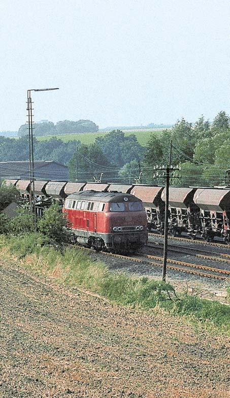 DB-Dieselklassiker aus drei Baugenerationen: 221 134 leistet der 216 037 vor einem Güterzug im Bahnhof Flandersbach Vorspann.