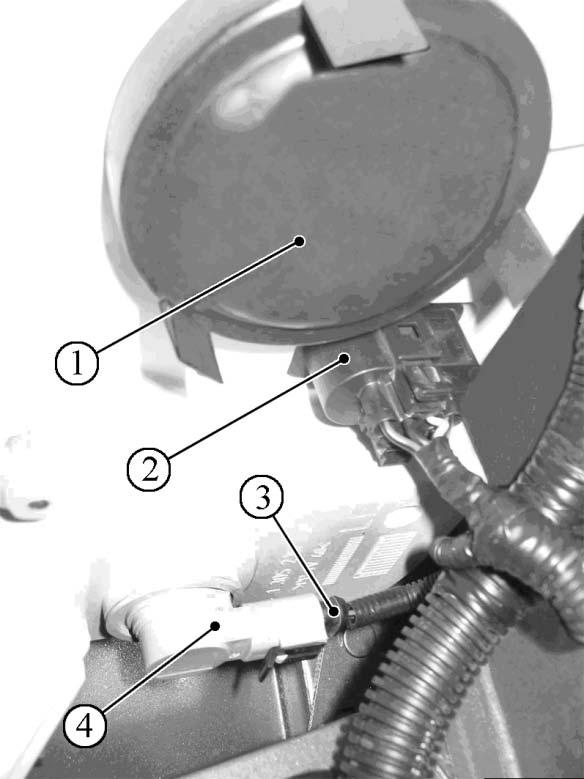 Bild 7-32 Ausbau von Kühlerverkleidung und Scheinwerfereinheit: 1 die Schraube der Oberbefestigung der rechten Scheinwerfereinheit; 2 die Befestigungsschraube der Kühlerverkleidung; 3 die Schraube