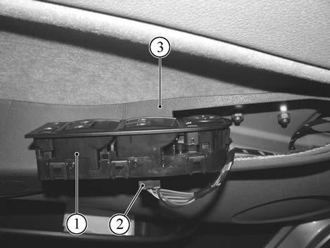 Außenspiegelsteuerung mit Elektroantrieb Außenspiegelsteuerung erfolgt mittels eines Steuerhebels (Joystick) 1 im Steuermodul der Fahrertür, nachdem entsprechender Spiegel durch Tastenbetätigung 2
