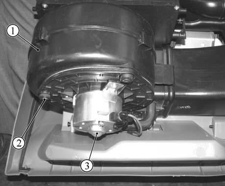 Der Vorwiderstand gewährleistet das Laufen des Lüftermotors auf 3 Geschwindigkeitsstufen. Der defekte Lüftermotor soll gegen den neuen ausgetauscht werden.