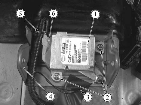 Bild 7-78 Anordnung des Steuergeräts des Airbagsystems: 1 des Steuergeräts des Airbagsystems; 2 Befestigungsmutter des Steuergeräts des Airbagsystems; 3 Erdedrähte des Kabelbaums; 4 unterer