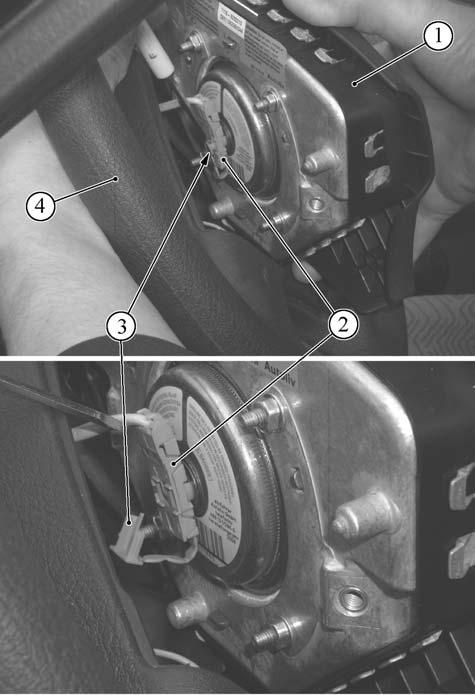 Lenkrad. Trennen Sie die Baueinheit 1 (Bild 7-83) vom Lenkrad 4 ab. Vermeiden Sie das Steckerleistenkabel 2 der Spannung auszusetzen.
