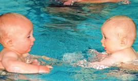 Baby- und Kleinkindschwimmen Erste Wassererfahrungen für Babys und Kleinkinder ab dem 4.