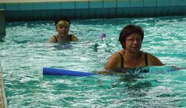 Aqua Fitness 50 plus / 60 plus Bewegung hält fit Bei einer Wassertemperatur von 31 C bieten wir Ihrem Körper entspannende und schmerzlindernde Wassergymnastik an.