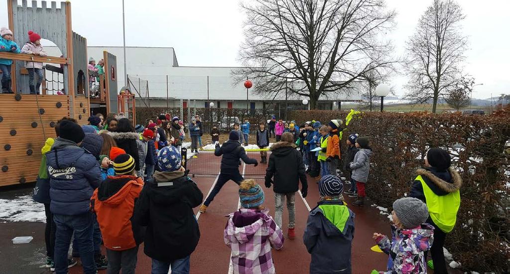 Fussball-Tennis im Schulhaus Rietacker ist diese Woche gestartet! Zu Musik spielen die Kinder in der Pause über ein Tennisnetz Fussball.