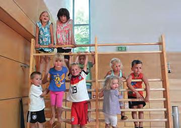 Bis zu 20 Kinder dürfen dann durch schon bekannte und immer wieder ein wenig veränderte Gerätelandschaften klettern, schwingen, rollen, balancieren und springen und ihr Können erweitern und festigen.