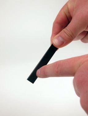 1 Versuche die Kunststoff-Stäbchen mit dem Fingernagel zu ritzen (Abb. 2).