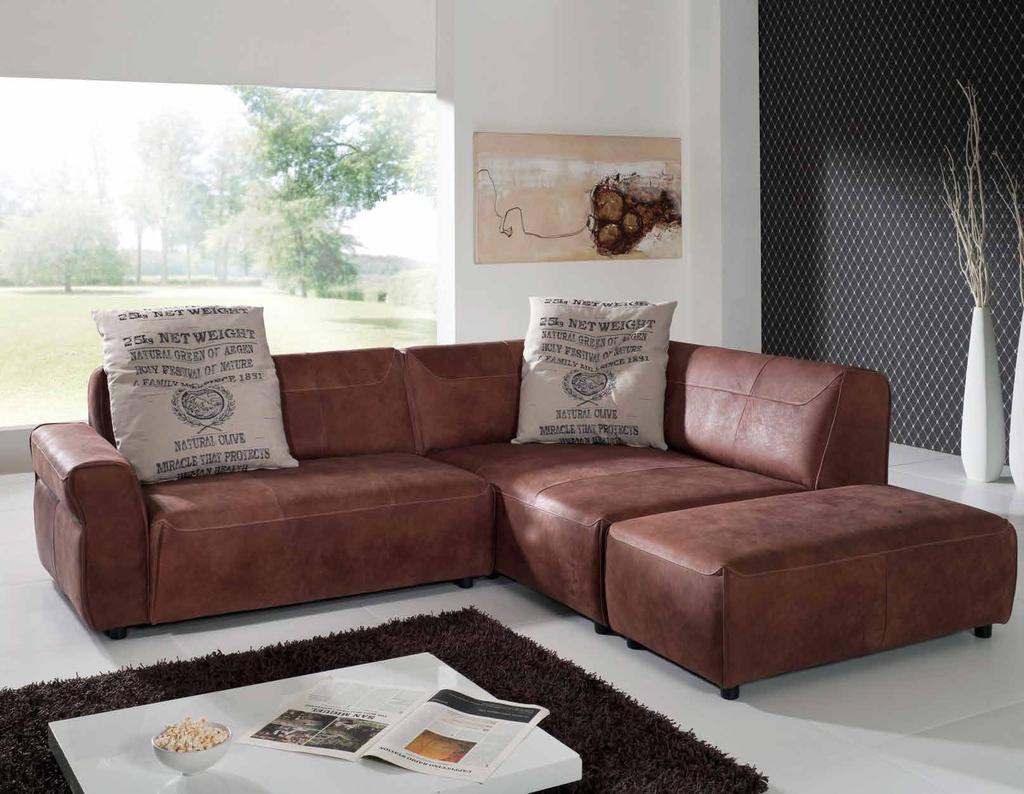 3 SCHÖNHEIT, DIE NIE VERGEHT Dieses Sofa besticht durch Eleganz und Stil. Und durch ein zeitloses Design. Sofa 3-plätzig 3390. 2881. 2690. 2286. Regal 969. 823.
