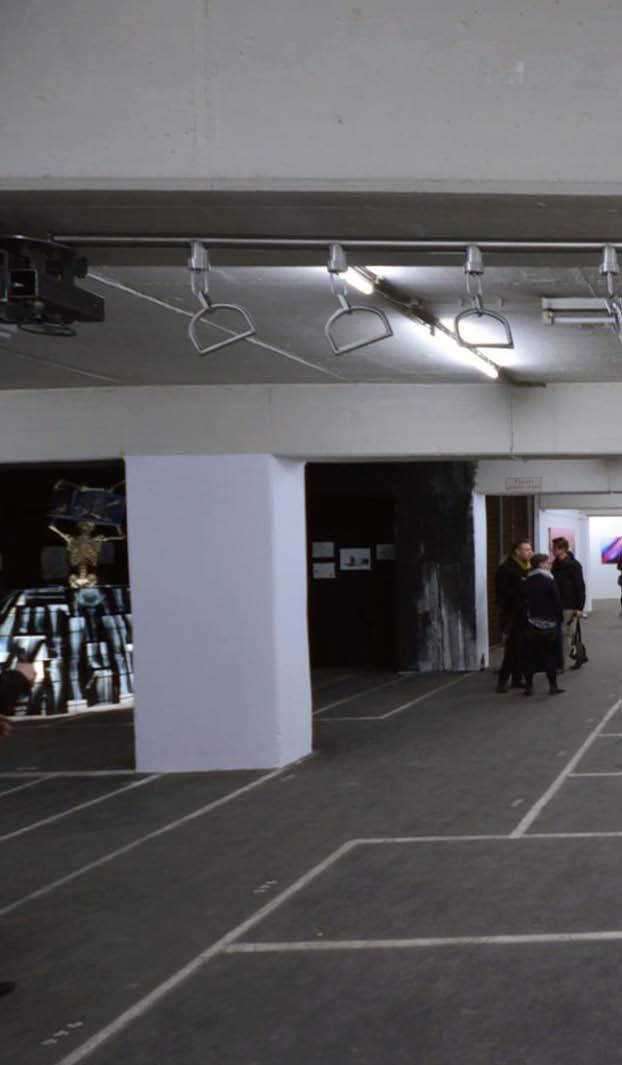 Ausstellungsansicht im Untergeschoss, Vordergrund: Dominik Wandinger Metro groove, 2014 Stahl,