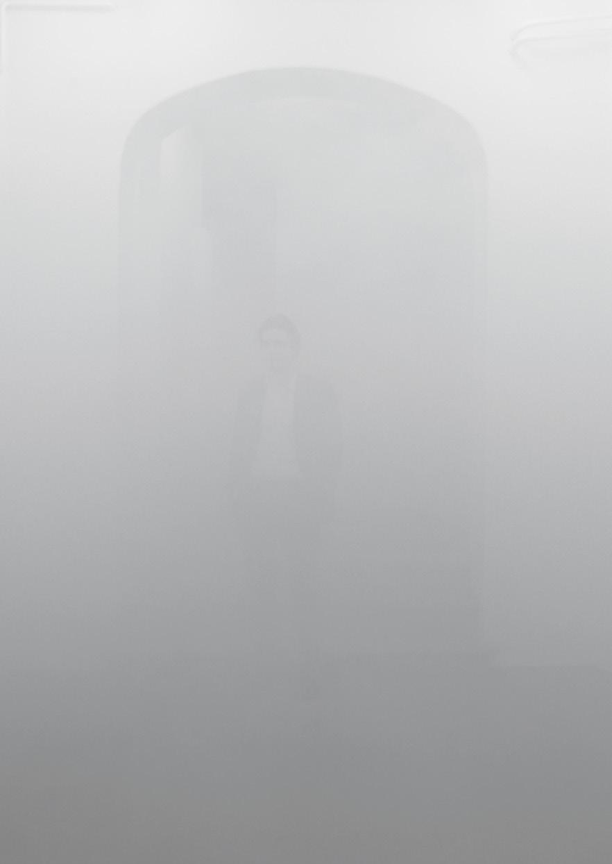 IM NEBEL Die Performance Im Nebel besteht aus einer Lektüre im Nebel und dauert insgesamt ca. 30 min. Das weisse Monochrom vor deinen Augen ist hinter deinem Kopf.