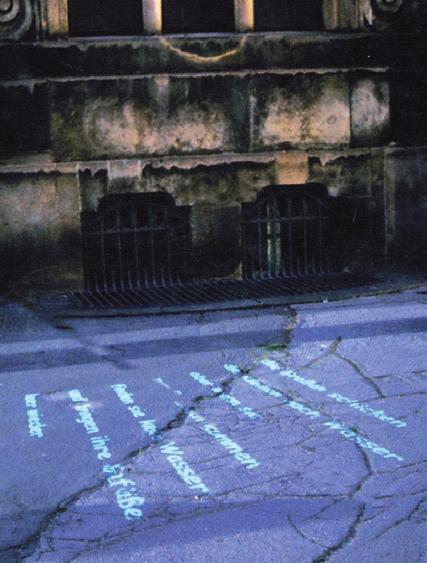 Wie die anderen Schöpfungen des WasserKunstWeges erinnert die zartblaue Schrift zu unseren Füßen an verdrängte und verdeckte Wasseradern im Stadtraum.