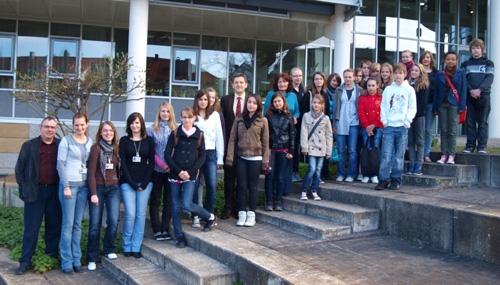 Bayerischen Landespersonalausschusses sowie den weiteren beruflichen Werdegang informiert. Für 2012 stellt der Landkreis drei Ausbildungsplätze (Ausbildung zum / zur Verwaltungsfachangestellten bzw.