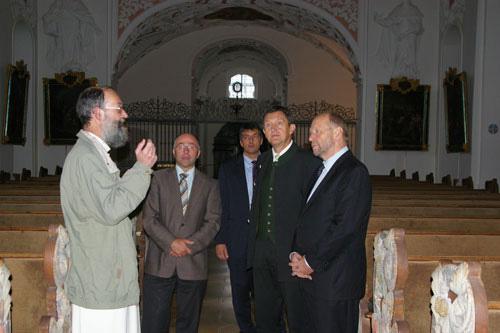 Pater Benedikt seinen beiden Gästen und Bürgermeister