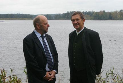 In gut nachbarschaftlichem Miteinander hat sich Landrat Hermann Hübner über die Landkreisgrenzen hinweg mit seinem Neustädter Kollegen Landrat Simon Wittmann zu einem Austausch getroffen.