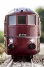 05 003 Dampflok mit Frontführerstand Im Jahre 1933 beauftragte die Deutsche Reichsbahn (DRG) die Firma Borsig mit dem Entwurf und Bau von zwei dreizylindrigen Stromlinien-Dampfloks der Baureihe 05,