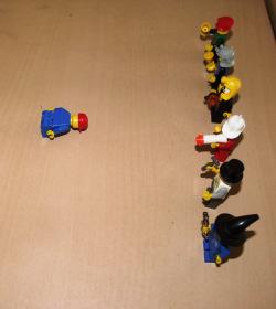 Welche Erfahrungen habt ihr mit Ausgegrenzt Werden? Stellt eine Szene mit den Legofiguren!