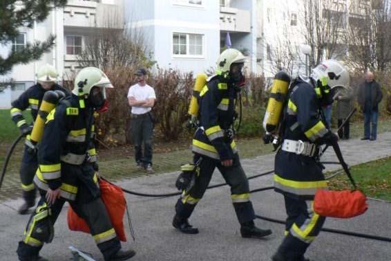 Zusammenarbeit mehrerer Feuerwehren. Angenommen wurde ein Dachstuhlbrand der Ofenbacher Kirche.