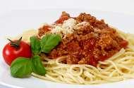 W A R M E G E R I C H T E A L S V O R- U N D H A U P T S P E I S E Spaghetti Bolognese mit pikantem Fleischsugo klein CHF 7.50 6.85 gross CHF 12.00 10.