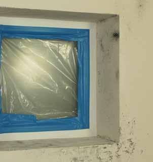 : Undichte Stellen in der Fassade (Tür-, Fenster-, Rollladenanschlüsse) oder im Dachbereich, Kondensfeuchte durch kalte Wände oder unzureichende Lüftung.