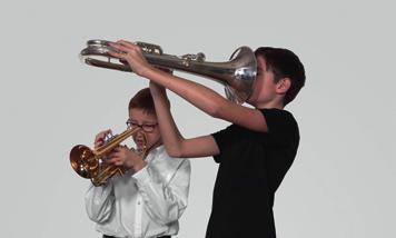 Saxophon Trompete, Cornet Der Ton wird mit Hilfe eines einfachen Rohrblattes mit dem Mund erzeugt. Die Finger betätigen die Klappen.