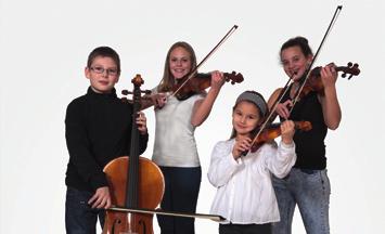 Violine, Viola, Violoncello Violine (Geige) und Viola (Bratsche) werden auf der Schulter aufgelegt.