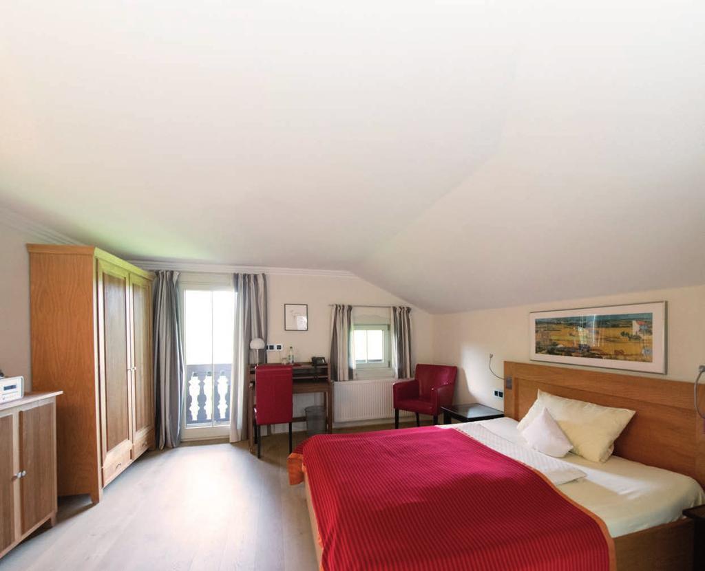 Raum für Sie In unseren 24 Zimmern umwehen Sie die Wertigkeit und die Atmosphäre eines traditionellen Landsitzes.