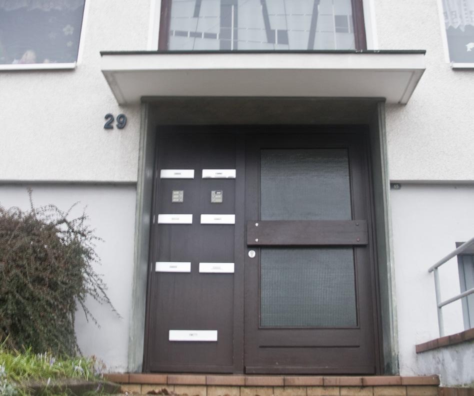 Objektbeschreibung Bei dem Objekt handelt es sich um ein freistehendes Mehrfamilienhaus in Massivbauweise, das sich auf einem großzügigen Grundstück befindet.