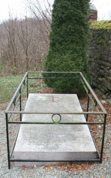 Auf dem Friedhof von Saint Cosme befindet sich noch die Grabplatte des Piloten Henri Schneider, der am 23.