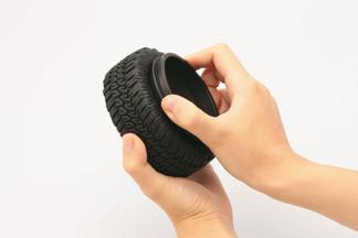 3 4 So werden Reifen und Felge zusammengefügt: Die Felge soll in die größere Reifenöffnung eingesetzt werden. Behutsam Reifen und Felge zusammenfügen.