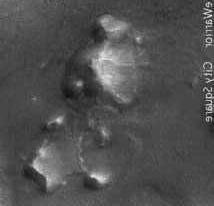 Eine kontrastverstärkte und winkelkorrigierte Version des Marsgesicht -Fotos lässt ahnen, dass die alten VIKING-Fotos doch nicht so schlecht waren, wie die NASA behauptet hatte.