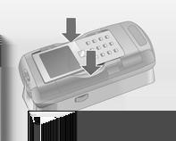 Mobiltelefon einsetzen Wenn sich die seitlichen Halterungen am Adapter in der geschlossenen Stellung befinden, den Knopf an der Vorderkante des Adapters drücken, um die Halterungen zu öffnen.