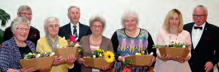 Gisela Hümmer überreicht Silka Dörr ein Geschenk für zehnjährige Mitglliedschaft im Kirchenvorstand und