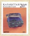 1992 Azurit findet sich meist in Form kleiner, im Gestein eingebetteter Kristalle mit prismatischem, kurzsäuligem oder tafeligem