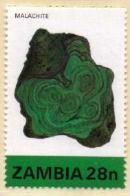 Charakteristisch für Malachit ist seine ausschließlich grüne Farbe, die in gebänderten Lagen zwischen Hellgrün bis Schwarzgrün