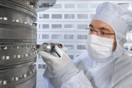 Investitionen in die Zukunft Immersionslithographie-Objektive erhöhen Produktivität Hersteller von Mikrochips investieren in neueste