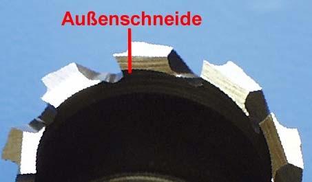 (Bild rechts) Mit Hilfe der Laserführungsstange, den Strahler so ausrichten, dass die Lichtlinie genau auf die Außenschneide trifft.