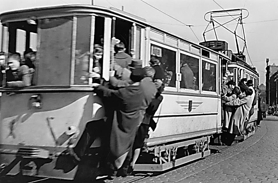 9 Nach dem Krieg 1946 musste man auf dem Trittbrett hängend mit alten Wagen mit der 11 nach Bühlau