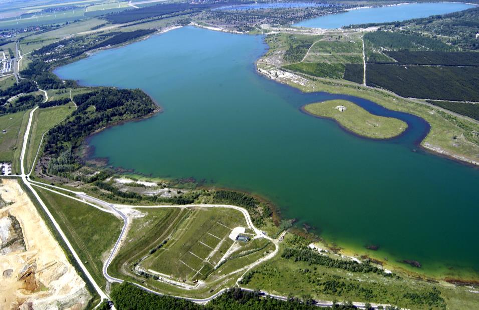 Blick über den Neuhauser See (Foto: LMBV) Um diese Seen wachsen Wälder, die Tieren und Pflanzen einen neuen Lebensraum bieten. Bereits vor der politischen Wende begann die Sanierung dieses Gebietes.