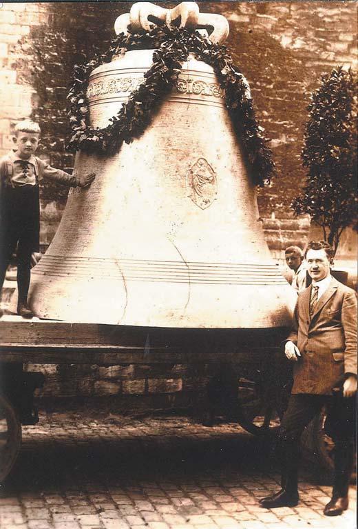 Das Geläut des Paderborner Domes besteht zurzeit aus sechs Gussstahlglocken im Hauptturm, die 1951 vom Bochumer Verein für Gussstahlfabrikation gegossen wurden, und zwei Zinnbronzeglocken im